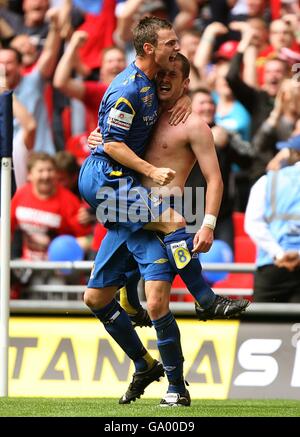 Fußball - Nationwide Conference - Play-Off-Finale - Exeter City gegen Morecambe - Wembley Stadium. Danny Carlton (rechts) von Morecambe feiert, nachdem er mit Teamkollege Gary Hunter das dritte Tor des Spiels erzielt hat. Stockfoto