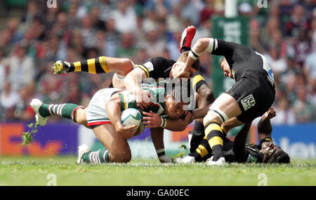 Leicester's Alesana Tuilagi wird von Wesps' Raphael Ibanez, Joe Worsley und Paul Sackey während des Heineken Cup Finales in Twickenham, London, angegangen. Stockfoto