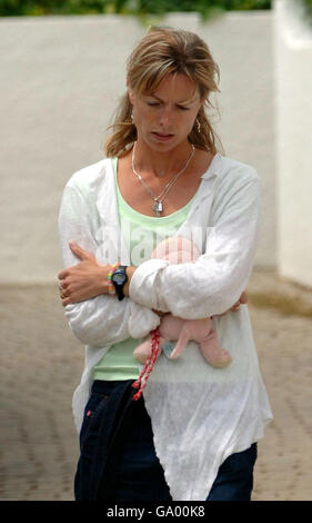 Che in Praia Da Luz, Portugal, um ihre Tochter Amelie abzuholen. Stockfoto