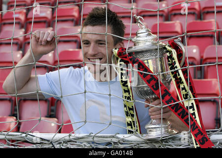 Fußball - Scottish Cup Final Press Day - East End Park. Scott Morrison von Dunfermline mit der Trophäe während des Scottish Cup Final Press Day im East End Park, Dunfermline. Stockfoto