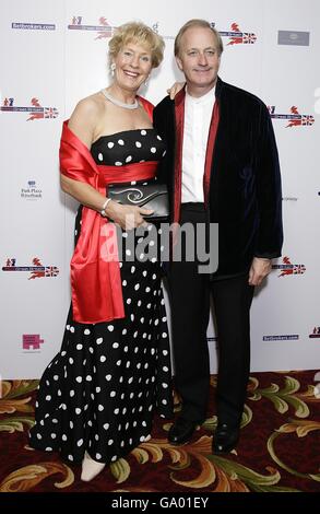 Neil Hamilton und seine Frau Christine kommen zur Miss Great Britain 2007 Zeremonie im Grosvenor House Hotel im Londoner Zentrum an. Bilddatum: Montag, 21. Mai 2007. Bildnachweis sollte lauten: Yui Mok/PA Wire Stockfoto