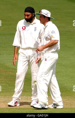 Der englische Kapitän Andrew Strauss spricht mit Monty Panesar Stockfoto