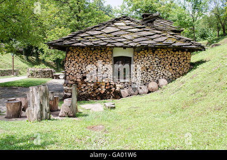 Altes Steinhaus im Musée Etar, Gabrovo, Bulgarien. Stockfoto