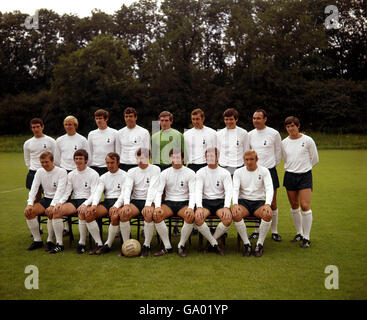 Tottenham Hotspur Back Row: James Pearce, Philip Beal, John Collins, Mike England, Patrick Jennings, Martin Chivers, Cyril Knowles, Alan Gilzean und Joesph Kinnear. Front Row: Dennis Bond, James Roberston, Jimmy Greaves, Alan Mullery (Capt); Terence Venables, Clifford Jones und Anthony Want. Stockfoto