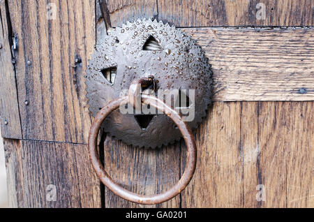 Alte mittelalterliche Metallgriffe auf antike dunkle Holztür Stockfoto