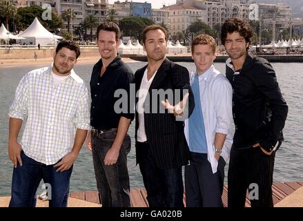 (Von links nach rechts) die Schauspieler Jerry Ferrara, Kevin Dillon, Jeremy Piven, Kevin Connelly und Adrian Grenier nehmen an einer Fotoausstellung Teil, um während der 60. Jährlichen Filmfestspiele von Cannes auf dem Majestic Pier in Cannes, Frankreich, für die US-Drama-Serie Entourage zu werben.Bilddatum: Mittwoch, 23. Mai 2007. Die Serie wird in Großbritannien auf ITV2 getestet. Bildnachweis sollte lauten: Anthony Harvey/PA Wire Stockfoto