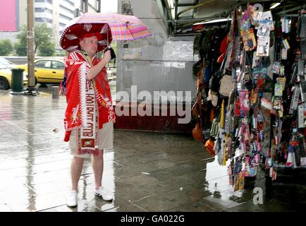 Fußball - UEFA Champions League - Liverpool-Fans &#8211; Athen. Ein Fan aus Liverpool schützt vor Regen. Stockfoto