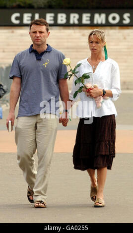 Mädchen fehlt an der Algarve. Gerry und Kate McCann besuchen ein Heiligtum in Fatima, Portugal. Stockfoto