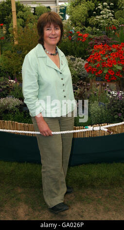 Jekka McVicar aus Bristol mit ihrem mit der Goldmedaille ausgezeichneten Garten namens Jekka's Herb Farm auf der Chelsea Flower Show auf dem Gelände des Royal Chelsea Hospital im Westen Londons. Stockfoto