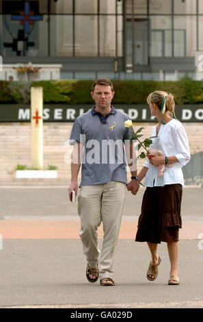 Gerry und Kate McCann besuchen ein Heiligtum in Fatima, Portugal. Stockfoto