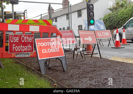 Sechs Zeichen, auf Baustellen, wo Perdestrian Zugang geschlossen ist, mit Verkehr Kegel und Licht.    Worlsey, Manchester. Stockfoto