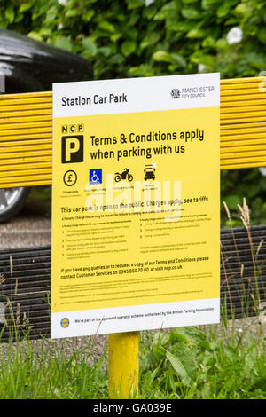 Tellow Schild mit allgemeinen Geschäftsbedingungen bei NCP Parkplatz im Besitz von Manchester City Council. Stockfoto