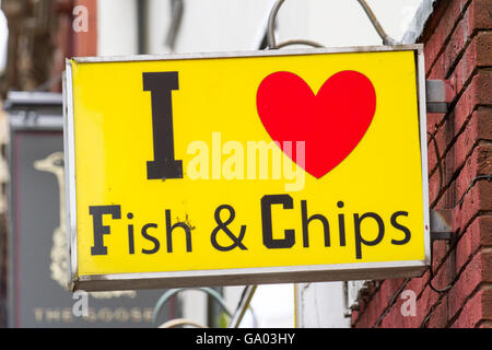 Ich liebe Fisch und Chips, ein Catering-Schild mit einem roten Herzen in Manchester, UK Stockfoto