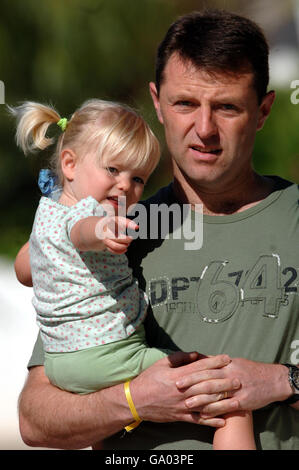 Gerry McCann trägt Tochter Amelie, während er und Frau Kate ihre Kinder zur Kreche in Praia Da Luz, Portugal, bringen. Stockfoto