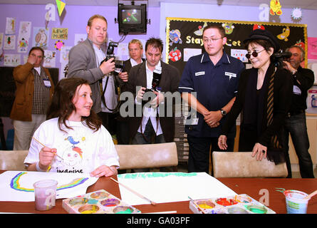 Yoko Ono, die Witwe von Beatle John Lennon, spricht mit Charlene Butterworth, 11, aus Southport, während eines Besuchs im Alder Hey Hospital in Liverpool. Stockfoto