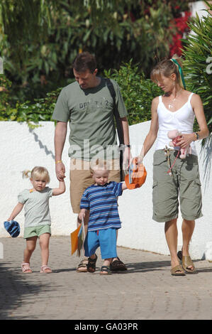 Vermisstes Mädchen an der Algarve. Gerry und Kate McCann bringen die Kinder Amelie und Sean zur Kreche in Praia Da Luz, Portugal. Stockfoto