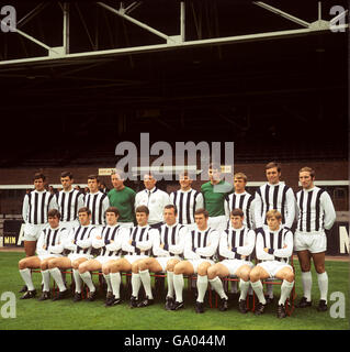 West Bromwich Albion 1. Mannschaftskader: Back Row: G. Lovett, E. Colquhoun, R. Wilson, R. Shepard, S. Williams (Trainer), J. Kay, J. Osbourne, C. Clark, J. Astle, D. Clarke Front Row: R. Hope, D. Fraser, A. Brown, G. Williams (Capt), J. Talbut, I. Collard, R. Rees, A. Hartford Stockfoto