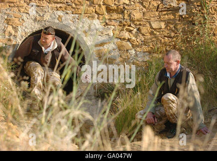 Die Ex-Soldaten Stephen Taylor (links) und Colin Sahlke verlassen eine Abflusseinfahrt in Praia Da Luz, Portugal, wo sie ihre eigenen persönlichen Suchmissionen unternommen haben, um die vermisste Madeleine McCann zu finden. Stockfoto