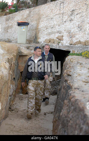 Ex-Soldaten Stephen Taylor (links) und Colin Sahlke in Praia Da Luz, Portugal, wo sie ihre eigenen persönlichen Suchmissionen unternommen haben, um die vermisste Madeleine McCann zu finden. Stockfoto