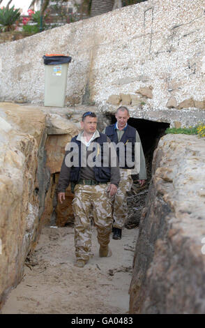 Ex-Soldaten Stephen Taylor (links) und Colin Sahlke in Praia Da Luz, Portugal, wo sie ihre eigenen persönlichen Suchmissionen unternommen haben, um die vermisste Madeleine McCann zu finden. Stockfoto