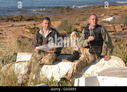 Die Ex-Soldaten Stephen Taylor (links) und Colin Sahlke untersuchen Karten in Praia Da Luz, Portugal, wo sie ihre eigenen persönlichen Suchmissionen unternommen haben, um die vermisste Madeleine McCann zu finden. Stockfoto