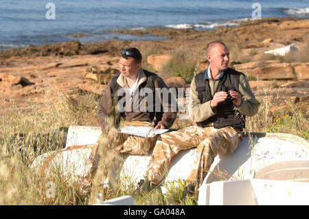 Die Ex-Soldaten Stephen Taylor (links) und Colin Sahlke untersuchen Karten in Praia Da Luz, Portugal, wo sie ihre eigenen persönlichen Suchmissionen unternommen haben, um die vermisste Madeleine McCann zu finden. Stockfoto