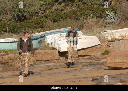 Ex-Soldaten Stephen Taylor (links) und Colin Sahlke durchstreifen die Küste in Praia Da Luz, Portugal, wo sie ihre eigenen persönlichen Suchmissionen unternommen haben, um die vermisste Madeleine McCann zu finden. Stockfoto