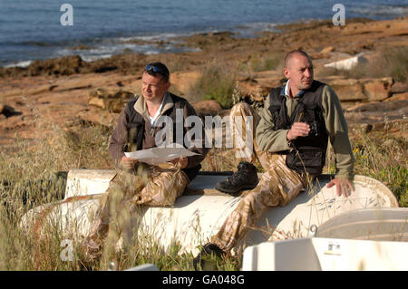 Die Ex-Soldaten Stephen Taylor (links) und Colin Sahlke untersuchen die Küste in Praia Da Luz, Portugal, wo sie ihre eigenen persönlichen Suchmissionen unternommen haben, um die vermisste Madeleine McCann zu finden. Stockfoto