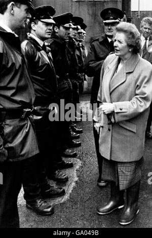 Premierministerin Margaret Thatcher trifft sich mit Mitgliedern der RUC Kinawley Station, die an der Grenze mit dem liegt Irische Republik Stockfoto