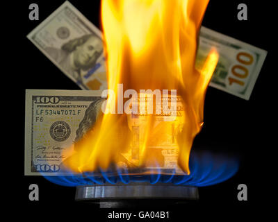 In Flammen Dollarschein. Hundert-Dollar-Schein in Gas-Brenner-Flamme brennt. Gas-Brenner brennen 100 Dollarschein auf schwarzem Hintergrund. Stockfoto