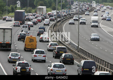 Starker Verkehr auf der M4 an der Abfahrt 11 in Richtung Westen, da der Wochenendausflug an den Bank Holiday beginnt. Stockfoto