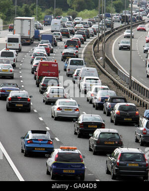 Starker Verkehr auf der M4 an der Abfahrt 11 in Richtung Westen, da der Wochenendausflug an den Bank Holiday beginnt. Stockfoto