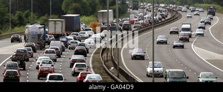 Starker Verkehr auf der M4 an der Abfahrt 11 in Richtung Westen, da der Wochenendausflug an den Bank Holiday beginnt. Stockfoto