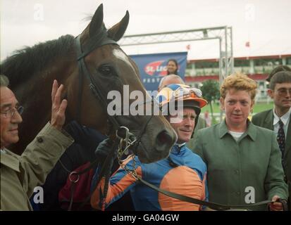 Pferderennen - The St Leger - Doncaster. Mick Kinane führt sein Siegerpferd Milan vom Feld aus an, nachdem er die Rothman Royals St. Leger Stakes in Doncaster gewonnen hat Stockfoto