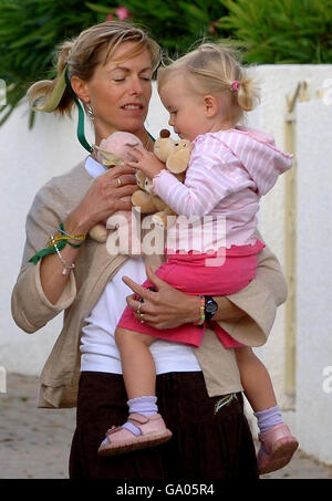 Kate McCann hält Amelie fest, als sie und ihr Mann Gerry ihre Kinder zur Kreche in Praia Da Luz, Portugal, bringen. Stockfoto