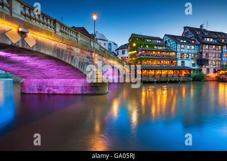 In Straßburg. Bild der Straßburger Altstadt während der blauen Dämmerstunde. Stockfoto