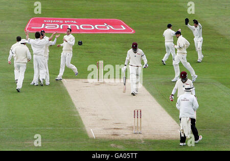 England Spieler feiern die Entlassung von West Indies Batsman Chris Gayle (Mitte) während des vierten Tages des zweiten npower Test Match im Headingley Cricket Ground, Leeds. Stockfoto