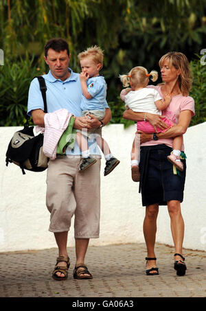 Gerry und Kate McCann bringen ihre Tochter Amelie und ihren Sohn Sean zur Kreche in Praia Da Luz, Portugal. Stockfoto