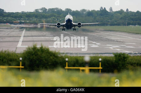 Ein Passagierflugzeug von British Airways hebt vom Flughafen Gatwick in Sussex ab. Stockfoto