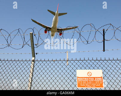 Lager am Flughafen Gatwick. Ein Easyjet Airbus G-EZBE A319-111 landet auf dem Flughafen Gatwick in Sussex. Stockfoto