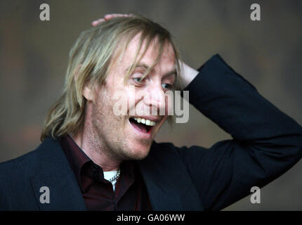 Rhys Ifans nimmt an der Vorstellung der Ausstellung „All Tomorrow's Picters“ im Institute of Contemporary Arts im Zentrum von London Teil. Stockfoto