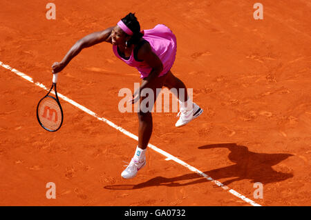 Tennis - 2007 French Open - Tag Fünf - Roland Garros. Serena Williams aus den USA während ihres Spiels gegen Milagros Sequera aus Venezula Stockfoto