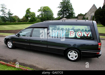 Ein Leichenwagen kommt zum Hastings Crematorium in Hastings, Sussex, für die Beerdigung von Chris Leppard, der vor kurzem starb, nachdem er an Prader Willi Syndrom litt. Stockfoto