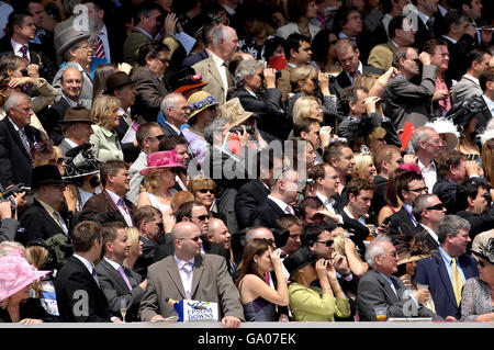 Pferderennen - Vodafone Ladies Day - Epsom Downs Racecourse. Die Tribüne gegenüber der Ziellinie auf der Epsom Downs Racecourse, Surrey. Stockfoto