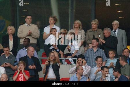 Fußball - International freundlich - England gegen Brasilien - Wembley Stadium. Victoria Beckham auf den Ständen mit ihren Söhnen Brooklyn, Romeo und Cruz Stockfoto