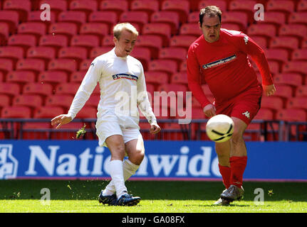 Der Schauspieler Jack Shepherd (links) der Coronation Street und ein Nationalspieler während des Fußballspiels „The Fémbars“ gegen „Nationwide Customers“ im Wembley Stadium, London. Stockfoto