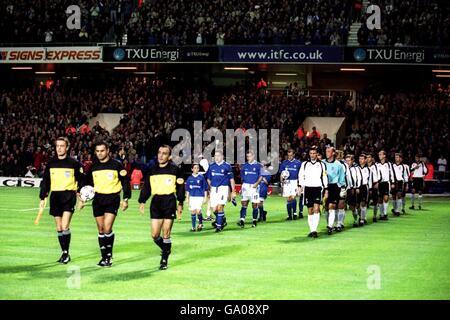 Fußball - UEFA-Cup - erste Runde - erste Etappe - Ipswich Town gegen Torpedo Moskau. Die Beamten führen die beiden Teams heraus Stockfoto