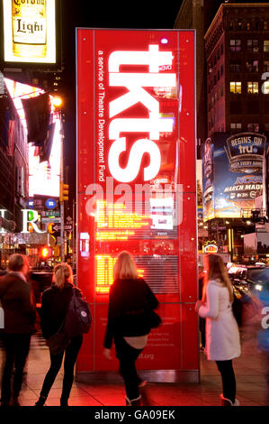 TKTS Ticketstand verkauft Broadway und Off-Broadway-shows zu ermäßigten Preisen, Times Square, New York City, New York, USA Stockfoto