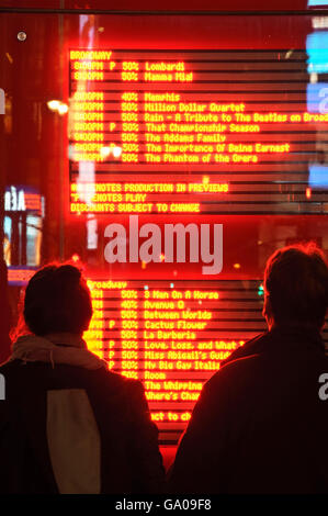 TKTS Ticketstand verkauft Broadway und Off-Broadway-shows zu ermäßigten Preisen, Times Square, New York City, New York, USA Stockfoto