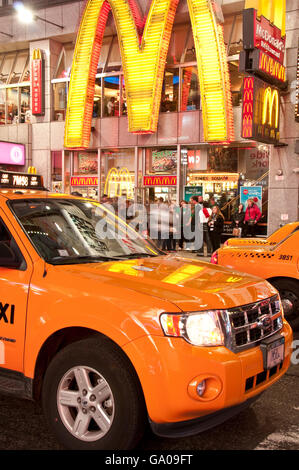 Gelbes Taxi, Times Square, Broadway, 42nd Street, New York City, New York, USA Stockfoto